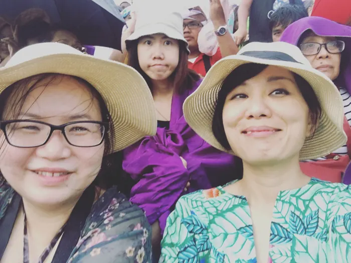 A selfie with friends in sun hats